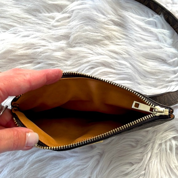 MICHAEL KORS•brown logo jet set belt crossbody bag EUC - Picture 6 of 7